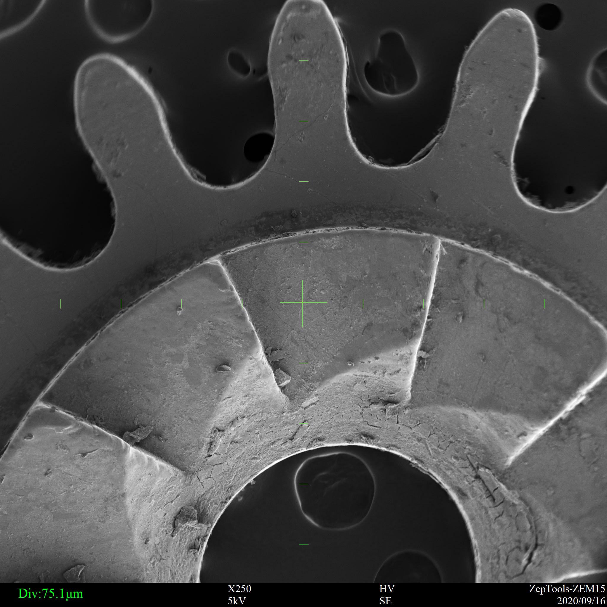 臺式掃描電鏡下齒輪樣品(會議現場拍攝) 臺式掃描電鏡下齒輪樣品(會議現場拍攝)