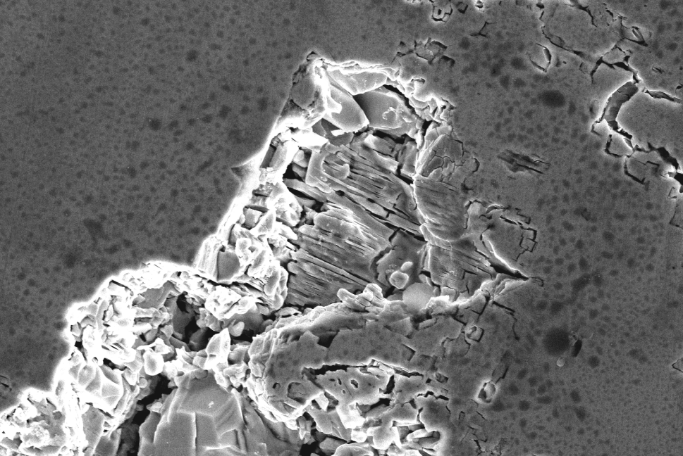 掃描電子顯微鏡二次電子圖像性質(圖1) 圖a 金屬破碎區域二次電子圖像.png