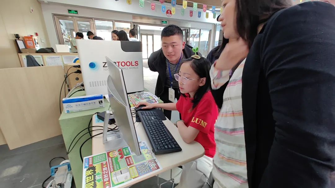 澤攸科技為小朋友們講解了掃描電鏡的基本原理和構(gòu)造 澤攸科技為小朋友們講解了掃描電鏡的基本原理和構(gòu)造